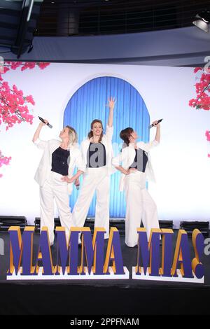 Jennifer van Brenk, Anna Thoren, Franziska Lessing, presentazione del nuovo cast per il revival di Mamma mia dopo 20 anni ad Amburgo, Theater Neue Flora, Amburgo, 29.06.2022 Foto Stock