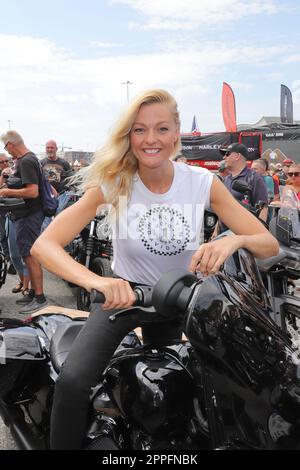 Miriam Hoeller, Harley Days inizio della sfilata da Grossneumarkt, Amburgo, 26.06.2022 Foto Stock