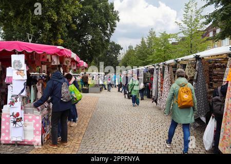 Neumuenster, Germania - 25. Settembre 2022: Mercato pubblico dei tessuti in Germania con molti visitatori. Foto Stock