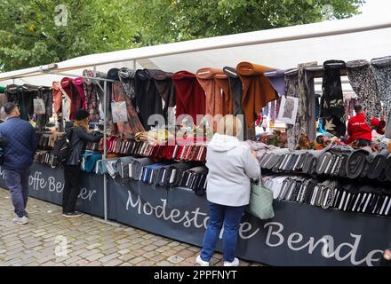 Neumuenster, Germania - 25. Settembre 2022: Mercato pubblico dei tessuti in Germania con molti visitatori. Foto Stock