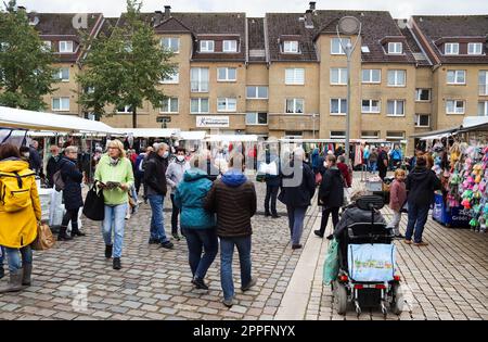 Neumuenster, Germania - 25. Settembre 2022: Mercato pubblico dei tessuti in Germania con molti visitatori. Foto Stock