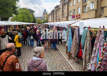 Neumuenster, Germania - 25. Settembre 2022: Mercato pubblico dei tessuti in Germania con molti visitatori. Foto Stock