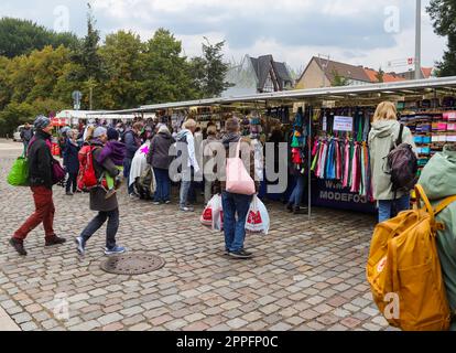 Neumuenster, Germania - 25. Settembre 2022: Mercato pubblico dei tessuti in Germania con molti visitatori. Foto Stock