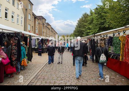 Neumuenster, Germania - 25. Settembre 2022: Mercato pubblico dei tessuti in Germania con molti visitatori. Foto Stock