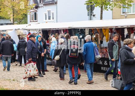 Neumuenster, Germania - 25. Settembre 2022: Mercato pubblico dei tessuti in Germania con molti visitatori. Foto Stock