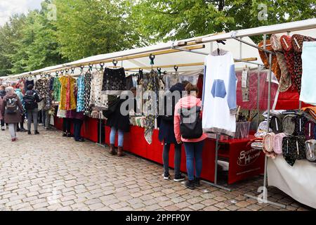 Neumuenster, Germania - 25. Settembre 2022: Mercato pubblico dei tessuti in Germania con molti visitatori. Foto Stock