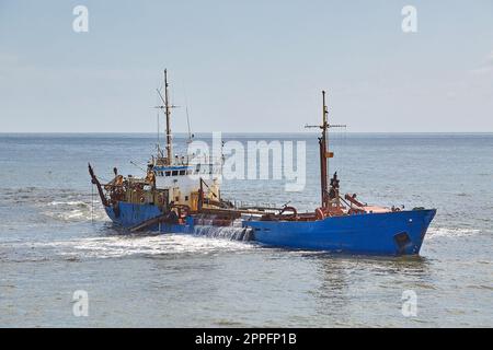 Nave da dragaggio in un porto marittimo Foto Stock