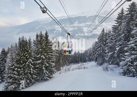 Sci lift cabina sopra una valle Foto Stock