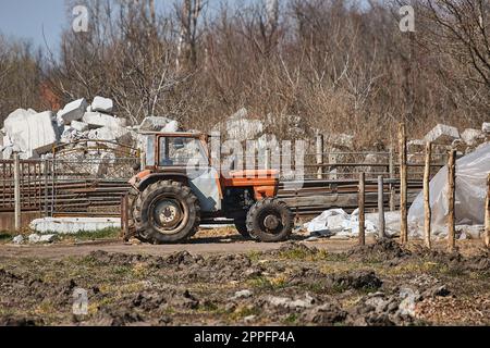 Trattore nel cortile Foto Stock