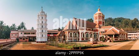 Kavlem, Phonda, Goa, India. Shree Shantadurga Mandir, Tempio di Kavlem. Famoso punto di riferimento e popolare destinazione. Torre della lampada bianca. Shantadurga devi. Panorama, Vista panoramica Foto Stock