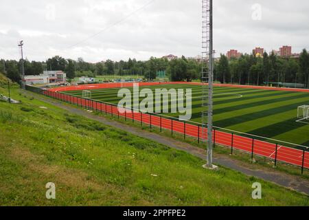 Petrozavodsk, Carelia, Russia, 02 agosto 2022. Yunost Stadium, un impianto sportivo sulla Karl Marx Avenue. Impianti sportivi - campo da calcio con erba artificiale, pista da corsa. Foto Stock