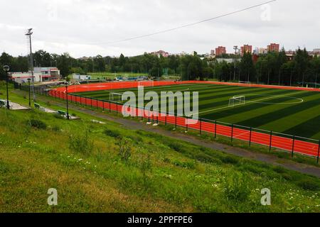 Petrozavodsk, Carelia, Russia, 02 agosto 2022. Yunost Stadium, un impianto sportivo sulla Karl Marx Avenue. Impianti sportivi - campo da calcio con erba artificiale, pista da corsa. Foto Stock