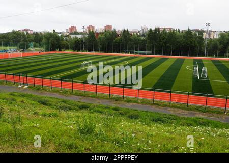 Petrozavodsk, Carelia, Russia, 02 agosto 2022. Yunost Stadium, un impianto sportivo sulla Karl Marx Avenue. Impianti sportivi - campo da calcio con erba artificiale, pista da corsa. Foto Stock