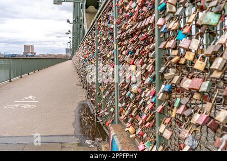 Colonia, Germania - 23 marzo 2023: Ponte di metallo con lucchetti. un simbolo di stretta collaborazione e amore Foto Stock