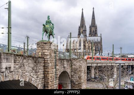 Colonia, Germania - 23 marzo 2023: Cattedrale di San Pietro e Maria, statua equestre dell'imperatore Guglielmo, stazione principale Foto Stock