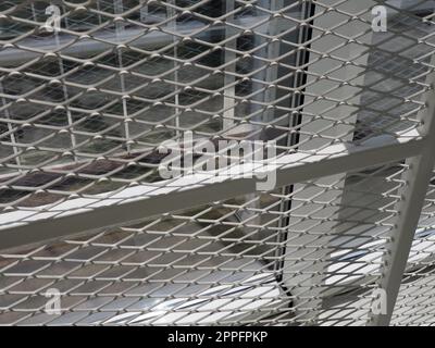 Nuove cornici e finestre bianche. Recinzione metallica per la sicurezza degli scolari. Nuova scuola moderna. Vista dalla finestra alla parete e alle finestre opposte. Sistemi di sicurezza. Interni degli uffici interni. Foto Stock