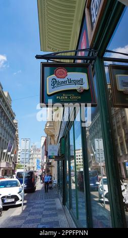 Logo di Pilsner Urquell. Cartello con il logo verde Pilsner Urquell sulla facciata - ingresso al ristorante della birra di PRAGA Pilsner è un marchio ceco di birra chiara lager. Foto Stock