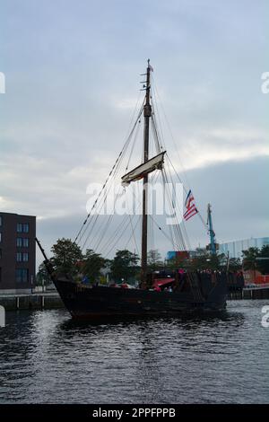 Wismar, Germania, 10 settembre 2022 - nave portuale ed escursionistica nella città di Wismar, Germania Foto Stock