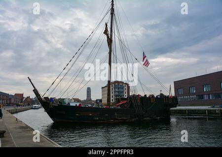 Wismar, Germania, 10 settembre 2022 - nave portuale ed escursionistica nella città di Wismar, Germania Foto Stock