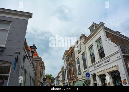 Centro citta' Zierikzee, Paesi Bassi 27 agosto 2020 - strada nella citta' vecchia Foto Stock