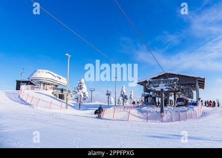 Paesaggio con neve in inverno a Ruka, Finlandia Foto Stock