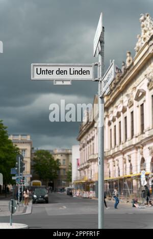 Cartello stradale a Berlino con iscrizione tedesca Unter den Linden. Traduzione: Strada sotto gli alberi di tiglio Foto Stock