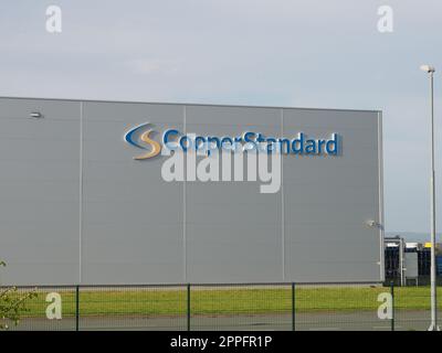 Sremska Mitrovica, Serbia, 30 aprile 2021 edificio della fabbrica Cooper-Standard Holdings Inc. Edificio di produzione moderna. Produttore di guarnizioni, impianti di alimentazione e di frenatura, sistemi di trasferimento del liquido per veicoli Foto Stock