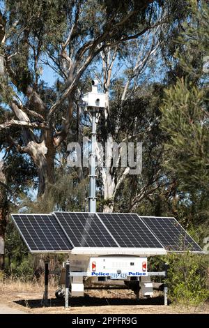 Rimorchio della polizia con pannelli solari dispiegati che alimentano le telecamere di sorveglianza sulla parte superiore dell'albero sopra. Energia mobile sostenibile Foto Stock