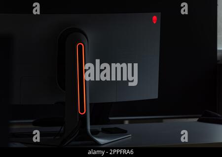 Monitor per giochi Alienware schermo del computer Monitor curvato sulla scrivania in ufficio Foto Stock