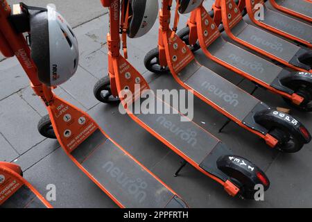 Fila di scooter elettrici condivisi o e-step con caschi in affitto sono in attesa di clienti in una strada a Melbourne, Victoria, Australia. E-mobil Foto Stock