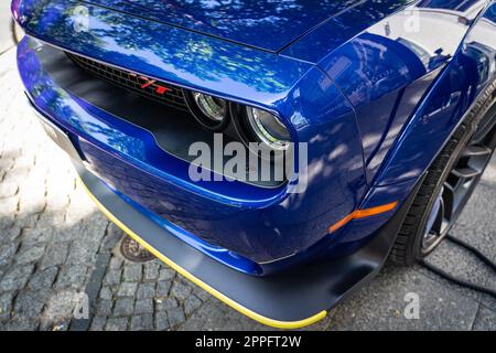 BERLINO - 18 GIUGNO 2022: Frammento della macchina muscolare Dodge Challenger R/T. Classic Days Berlino. Foto Stock