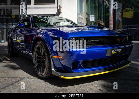 BERLINO - 18 GIUGNO 2022: La macchina muscolare Dodge Challenger R/T. Classic Days Berlino. Foto Stock