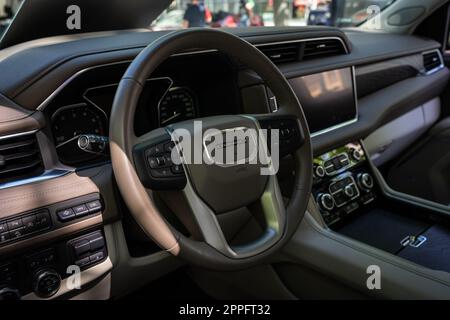 BERLINO - 18 GIUGNO 2022: Interno del SUV di dimensioni standard GMC Yukon XL Denali. Classic Days Berlino. Foto Stock