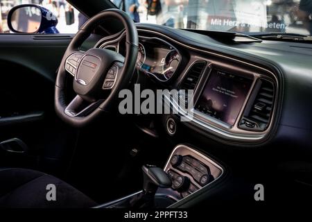 BERLINO - 18 GIUGNO 2022: Interno della macchina muscolare Dodge Challenger R/T. Classic Days Berlino. Foto Stock