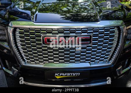 BERLINO - 18 GIUGNO 2022: Calandra ed emblema del SUV GMC Yukon XL Denali. Classic Days Berlino. Foto Stock