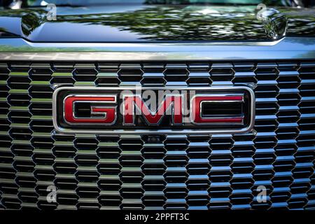 BERLINO - 18 GIUGNO 2022: Calandra ed emblema del SUV GMC Yukon XL Denali. Classic Days Berlino. Foto Stock