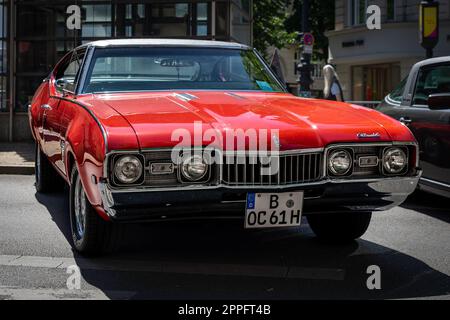 BERLINO - 18 GIUGNO 2022: Auto di lusso personale Oldsmobile Cutlass Supreme, 1968. Classic Days Berlino. Foto Stock