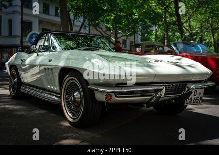 BERLINO - 18 GIUGNO 2022: Vettura sportiva Chevrolet Corvette Sting Ray Convertible (C2), 1965. Classic Days Berlino. Foto Stock