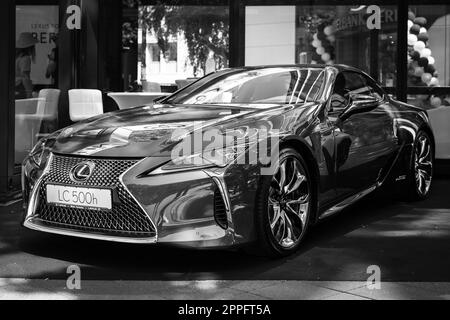 BERLINO - 18 GIUGNO 2022: Grand tourer, modello ibrido-elettrico Lexus LC500h. Bianco e nero. Classic Days Berlino. Foto Stock