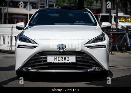 BERLINO - 18 GIUGNO 2022: Veicolo a celle a combustibile a idrogeno di medie dimensioni Toyota Mirai. Classic Days Berlino. Foto Stock