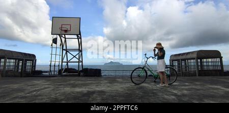 Campo da pallacanestro di fronte al tempio Daxi Da'an! Seduto sulla vista mare da sogno dell'Isola di Guishan, Contea di Yilan, Taiwan Foto Stock