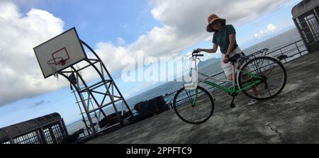 Campo da pallacanestro di fronte al tempio Daxi Da'an! Seduto sulla vista mare da sogno dell'Isola di Guishan, Contea di Yilan, Taiwan Foto Stock