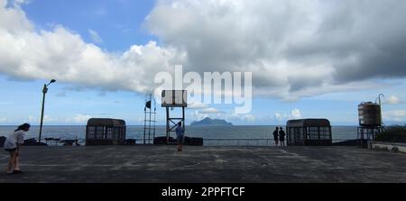 Campo da pallacanestro di fronte al tempio Daxi Da'an! Seduto sulla vista mare da sogno dell'Isola di Guishan, Contea di Yilan, Taiwan Foto Stock