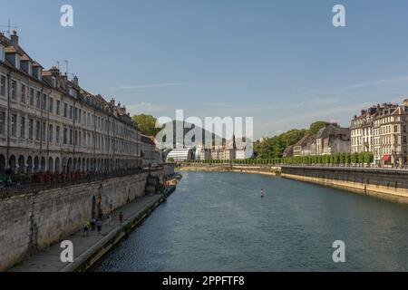 Vista della parte anteriore delle case sulle rive del fiume Doubs, Besancon, Francia Foto Stock