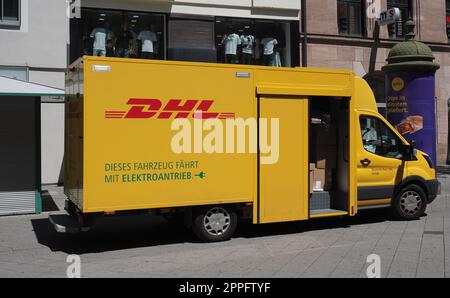 NORIMBERGA - CIRCA GIUGNO 2022: DHL VAN Foto Stock