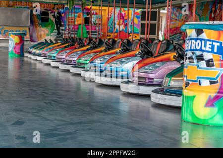 DÃ¼sseldorf, NRW, Germania - 07 14 2022: Autoscontri e dodgem car in attesa di autisti nel parco divertimenti Dusseldorfer Rheinkirmes, grande fiera parrocchiale e kermis in Germania per auto divertenti e d'azione Foto Stock