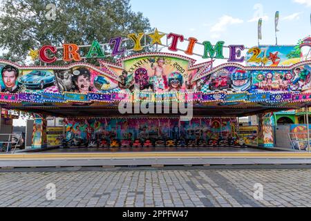 DÃ¼sseldorf, NRW, Germania - 07 14 2022: Autoscontri e dodgem car in attesa di autisti nel parco divertimenti Dusseldorfer Rheinkirmes, grande fiera parrocchiale e kermis in Germania per auto divertenti e d'azione Foto Stock