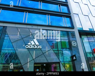 La facciata del negozio Adidas a Francoforte sul meno, Germania Foto Stock