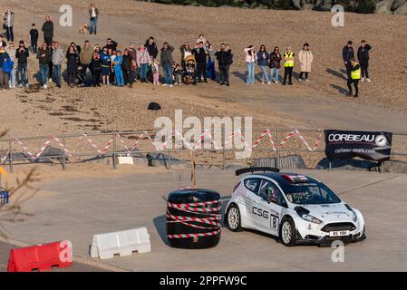 Sedili Corbeau Rally Stage 1 sul lungomare di Clacton organizzato dal Chelmsford Motor Club. La folla guarda la Ford Fiesta R5 sul circuito dalla spiaggia Foto Stock