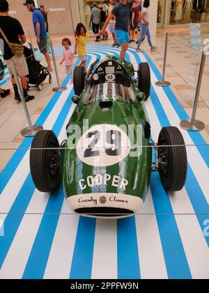 Formula 1 auto dettagliata verde di gara nel centro commerciale Aventura in Florida Foto Stock